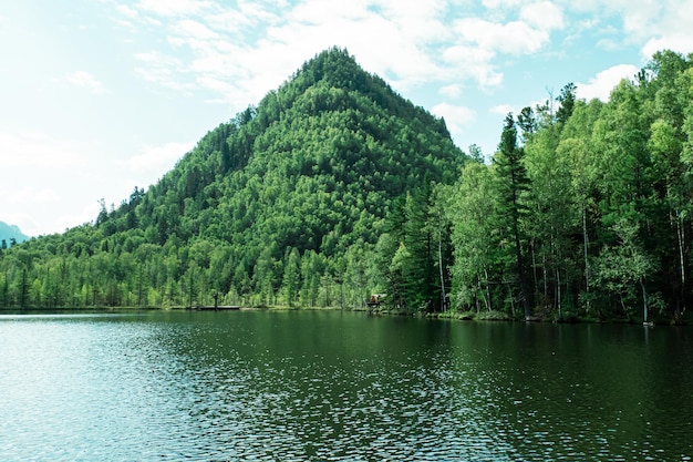 Bellissimo paesaggio montagne sulla riva del lago