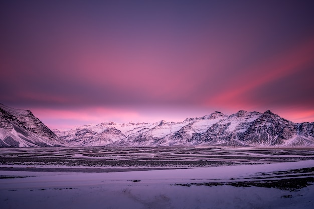 Bellissimo paesaggio montano in Islanda