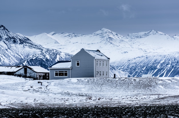 Bellissimo paesaggio montano in Islanda