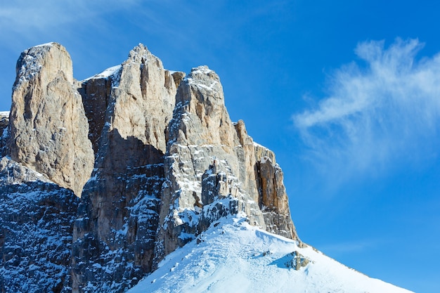 Bellissimo paesaggio montano invernale Passo Sella