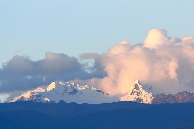 Bellissimo paesaggio montuoso della sierra, a Orcotuna