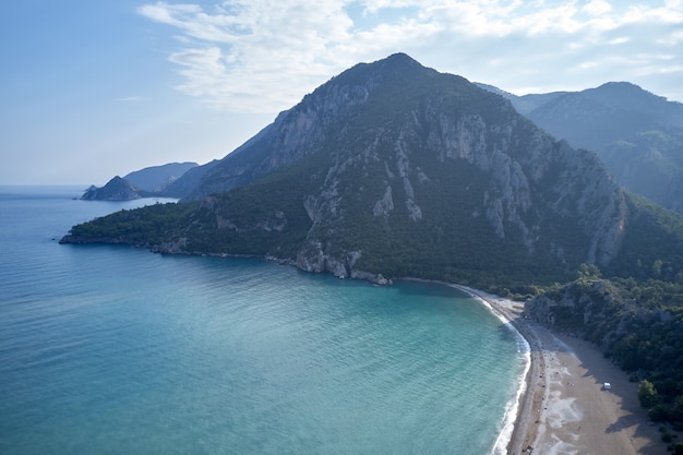 Bellissimo paesaggio naturale. Acqua di mare turchese, costa e montagne sullo sfondo. Vista dall'alto.