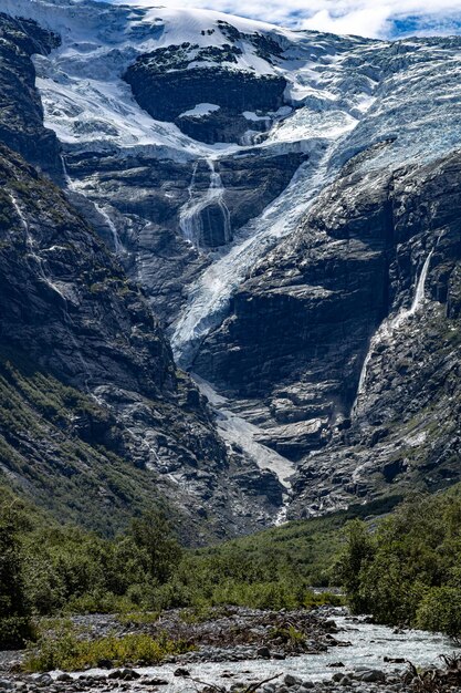 Bellissimo paesaggio naturale della Norvegia. Ghiacciaio Kjenndalsbreen.