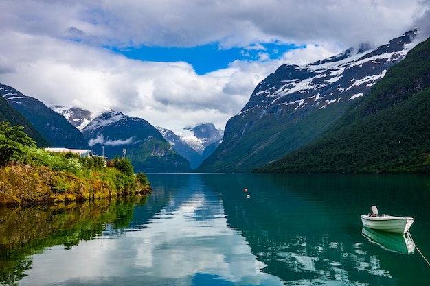 Bellissimo paesaggio naturale della Norvegia. lago lovatnet.