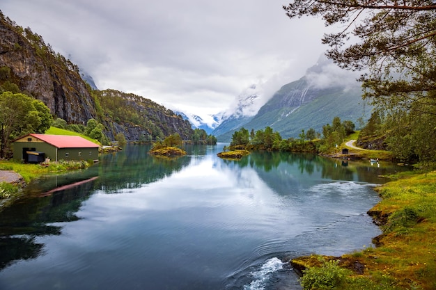 Bellissimo paesaggio naturale della Norvegia. lago lovatnet.