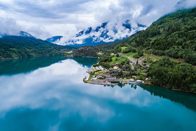 Bellissimo paesaggio naturale della Norvegia. Veduta aerea del campeggio per rilassarsi. Viaggio di vacanza in famiglia, viaggio di vacanza in camper RV.