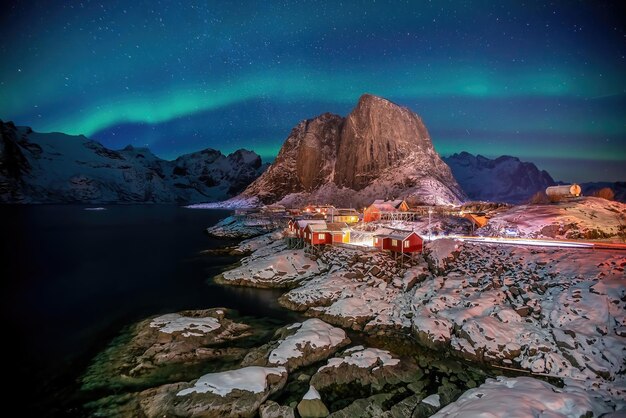 Bellissimo paesaggio naturale delle Lofoten in Norvegia con l'aurora boreale