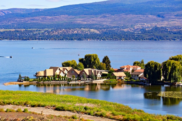 Bellissimo paesaggio nella città collinare di Kelowna sul lago Okanagan nella British Columbia, Canada