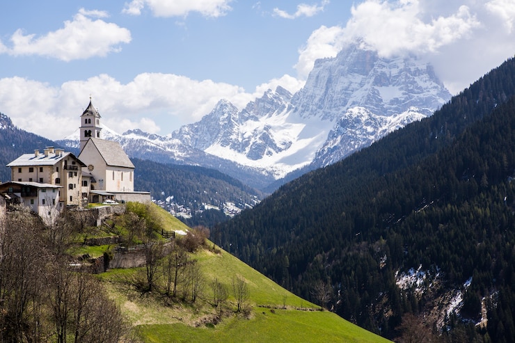 Foto bellissimo paesaggio nelle alpi italiane dolomiti