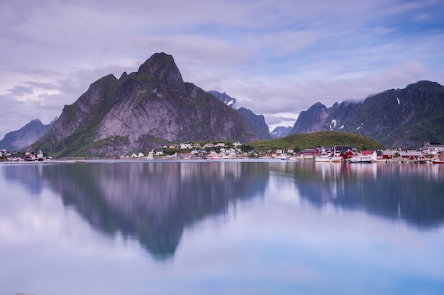 Bellissimo paesaggio nelle isole Lofoten in inverno, Norvegia