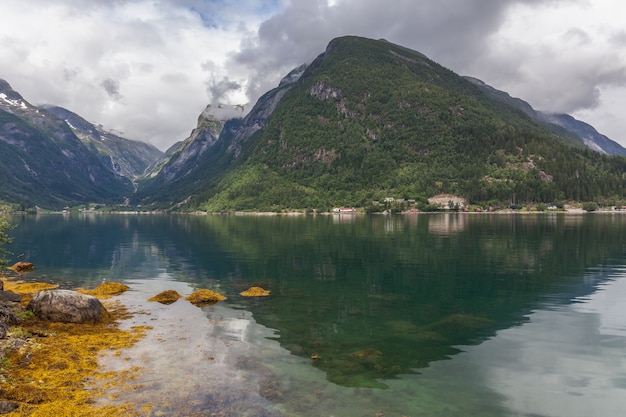 Bellissimo paesaggio norvegese. vista dei fiordi. Norvegia ideale fiordo riflesso in acque limpide.