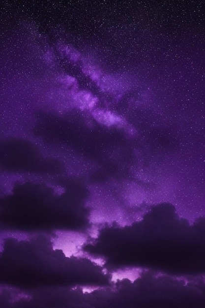 Bellissimo paesaggio notturno con nuvole viola e spazio al posto del cielo