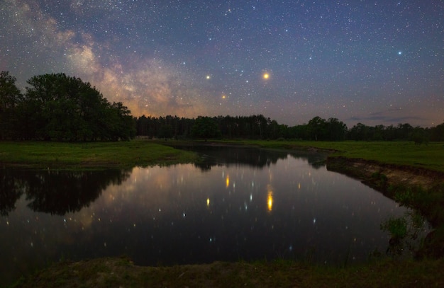 Bellissimo paesaggio notturno con stelle e Via Lattea