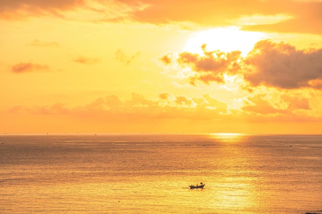 Bellissimo paesaggio nuvoloso sul mare, alba, barche solitarie Mare calmo con cielo al tramonto e sole tra le nuvole sul mare Mare calmo con cielo al tramonto o alba e sole tra le nuvole