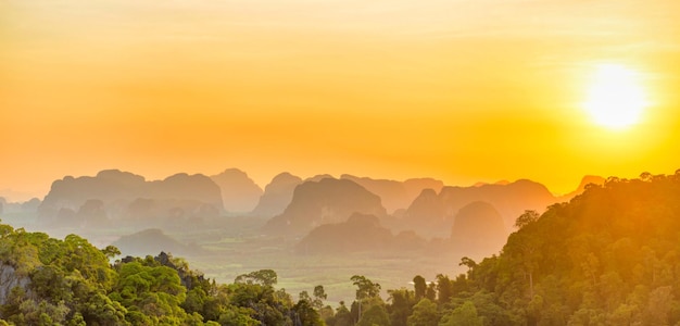 Bellissimo paesaggio panoramico con una spettacolare foresta pluviale tropicale al tramonto e un ripido crinale montuoso all'orizzonte Krabi Thailandia