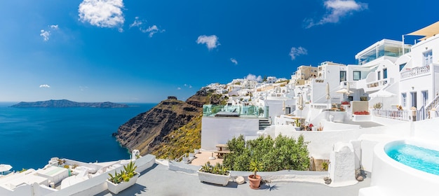 Bellissimo paesaggio panoramico dell'isola di Santorini, resort di lusso di Oia sulla caldera, vacanze in Grecia