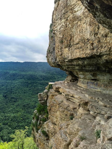 Bellissimo paesaggio panoramico delle montagne del Caucaso Eagle Rocks ripiano della montagna Lenin Mountain Mezmai Russia 2021