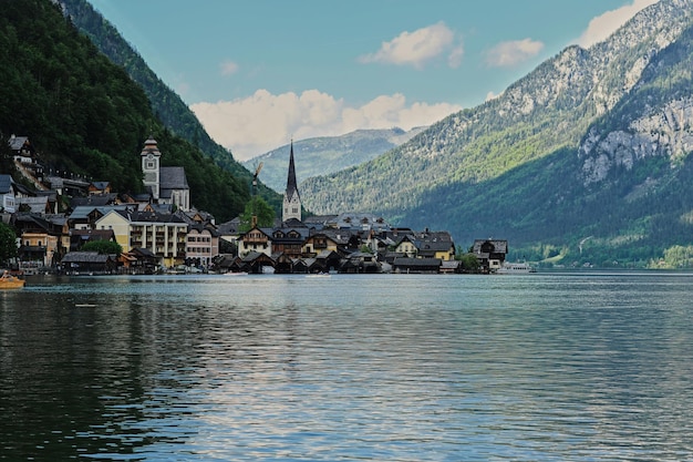 Bellissimo paesaggio panoramico sul lago delle Alpi austriache a Hallstatt Salzkammergut Austria