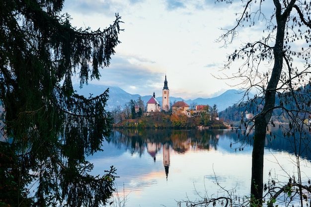 Bellissimo paesaggio per il lago di Bled e la chiesa in Slovenia. Viaggia in Europa