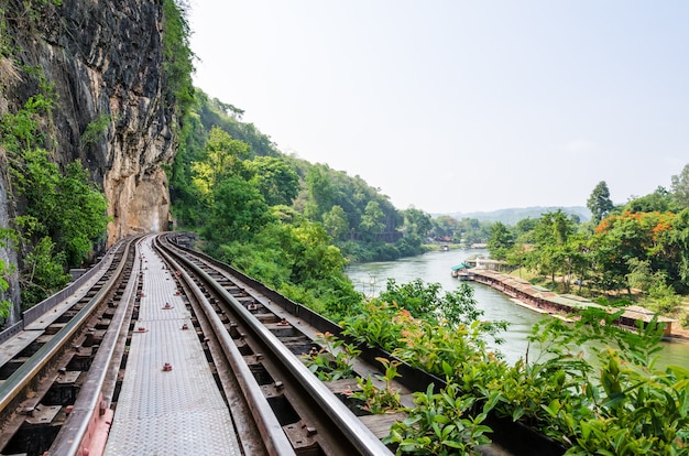 Bellissimo paesaggio ponte ferroviario della morte sul fiume Kwai Noi nella grotta Krasae nella provincia di Kanchanaburi Thailandia