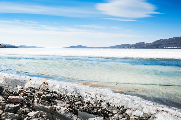 Bellissimo paesaggio primaverile con ghiaccio sul lago