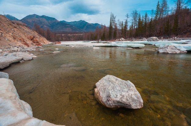 Bellissimo paesaggio primaverile delle montagne Sayan occidentali.