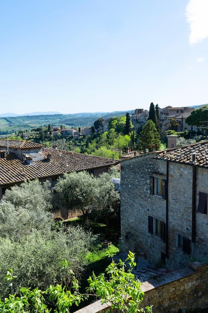 Bellissimo paesaggio rurale panoramico dei campi e dei prati verdi della Toscana