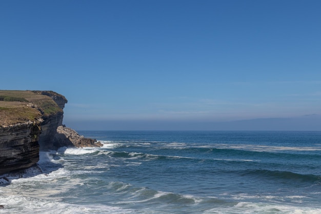 Bellissimo paesaggio selvaggio di scogliere in Cantabria, nel nord della Spagna Fantastici sentieri escursionistici e natura