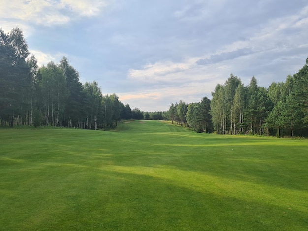 Bellissimo paesaggio sul campo da golf alla fine dell'estate