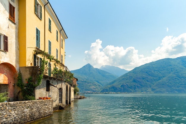 Bellissimo paesaggio sul lago di Como Italia