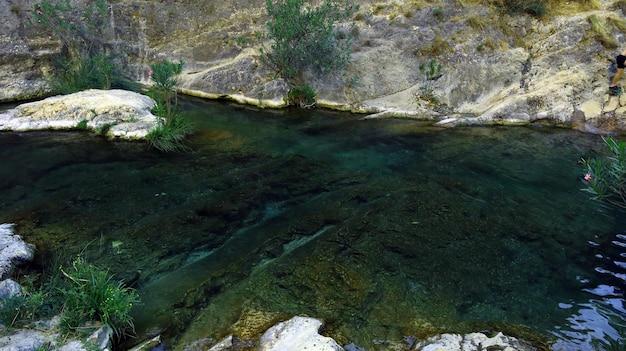 Bellissimo paesaggio unico, fiume di montagna, cascata della baia tra le rocce, piscine naturali, SPA, Spagna