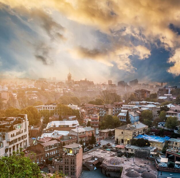 Bellissimo paesaggio urbano al tramonto di Tbilisi al tramonto