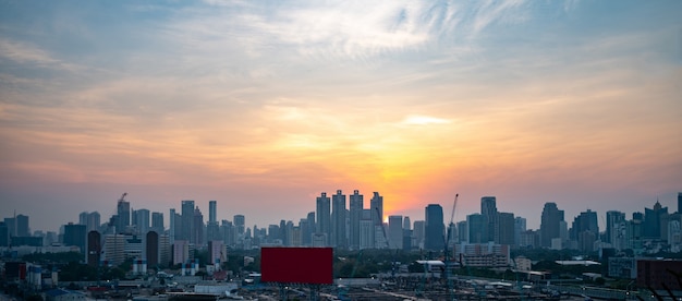 Bellissimo paesaggio urbano al tramonto e grattacieli nel centro della metropoli