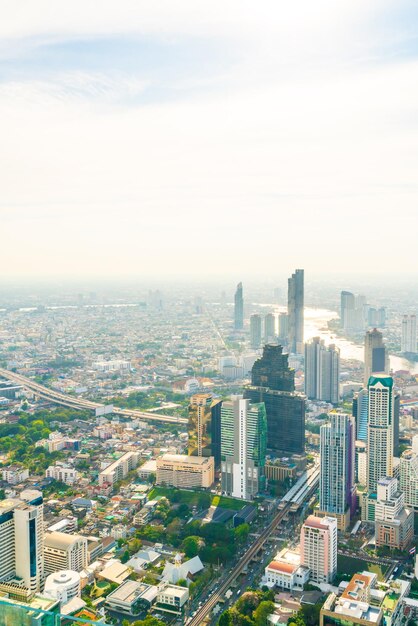 Bellissimo paesaggio urbano con architettura e costruzione nello skyline di Bangkok Thailandia