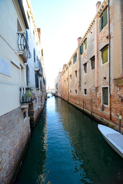 Bellissimo paesaggio urbano del canale e degli edifici storici di Venezia