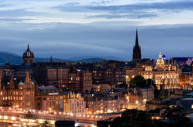 Bellissimo paesaggio urbano serale di Edimburgo nelle luci notturne della Scozia