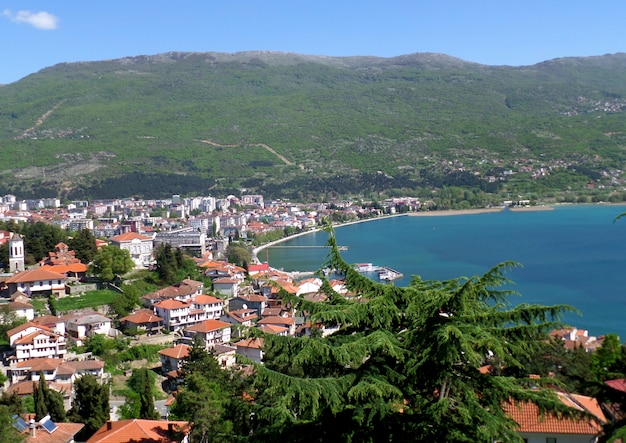 Bellissimo paesaggio urbano sulle rive del lago di Ohrid