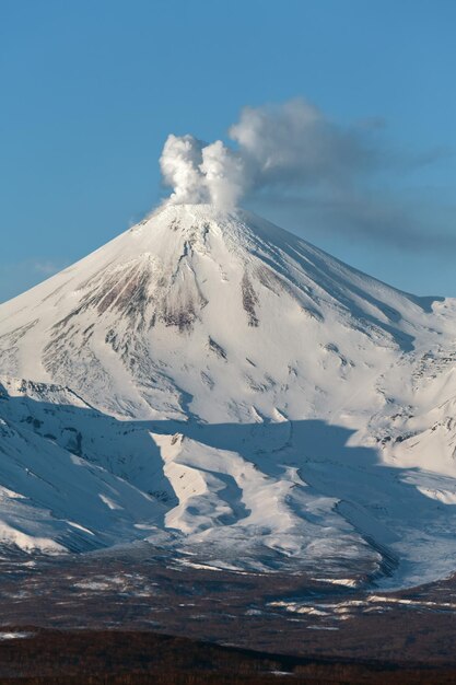 Bellissimo paesaggio vulcanico in una giornata di sole con cielo blu