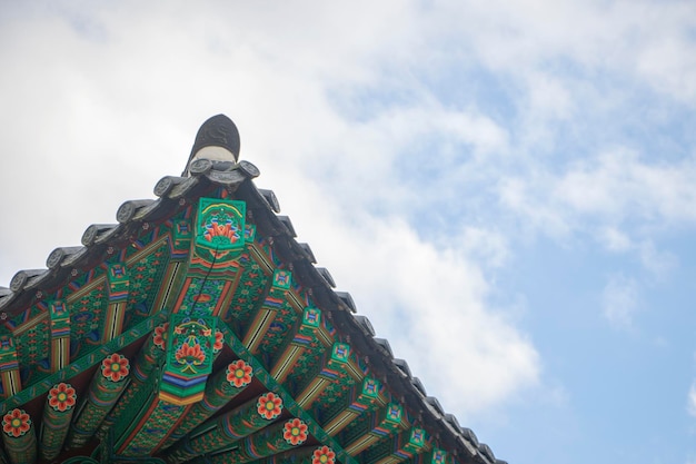 Bellissimo palazzo antico con cielo blu in Corea