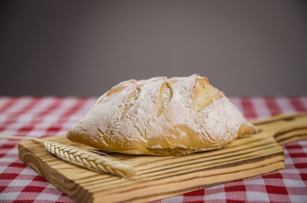 Bellissimo pane a lievitazione naturale tenuto dalle mani della donna e sfondo sfocato