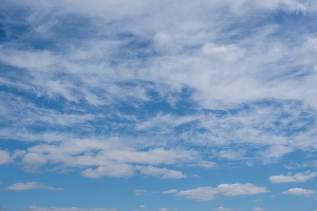 Bellissimo panorama blu con soffici cumuli nel cielo blu. Sfondo perfetto di cielo azzurro e nuvole bianche per le tue foto, mockup per il design, uso per la sostituzione del cielo