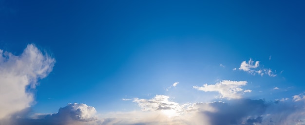 Bellissimo panorama del cielo con nuvole bianche in una giornata di sole.