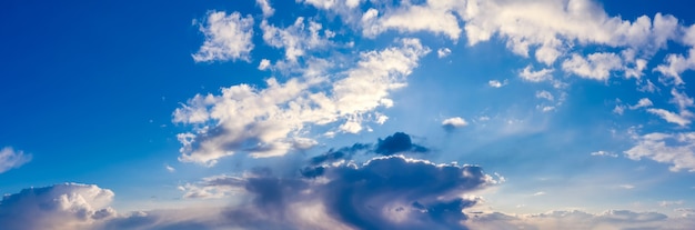 Bellissimo panorama del cielo con nuvole bianche. Sfondo naturale.