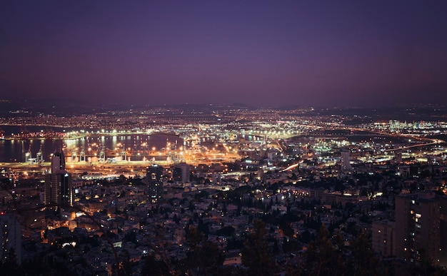 Bellissimo panorama della città di seraHaifa al tramonto lunga esposizione Israele