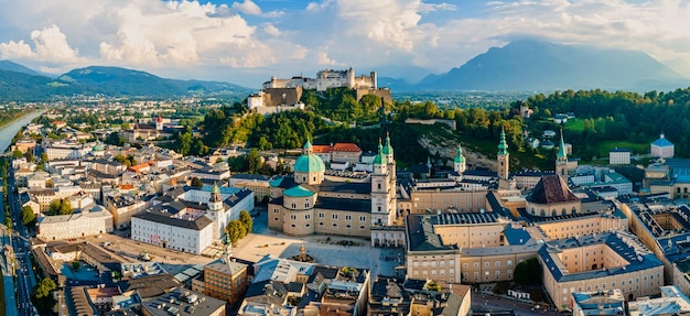 Bellissimo panorama di droni aerei della città di Salisburgo in Austria Vista della storica città di Salisburgo e