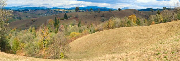 Bellissimo panorama di montagna autunnale e villaggio sul fianco di una montagna (Carpazi, Ucraina). Immagine del punto di sei colpi.