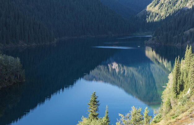 bellissimo panorama estivo del lago di montagna Kolsai in Kazakistan