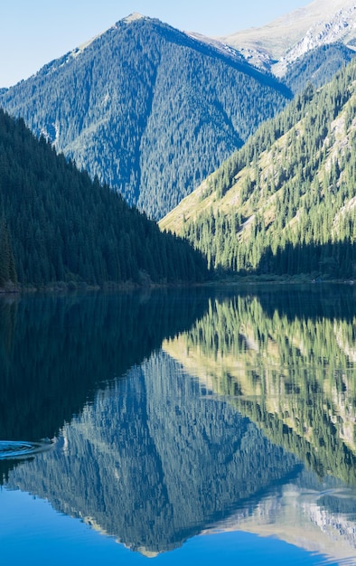 bellissimo panorama estivo del lago di montagna Kolsai in Kazakistan