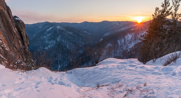 Bellissimo panorama invernale delle montagne al tramonto