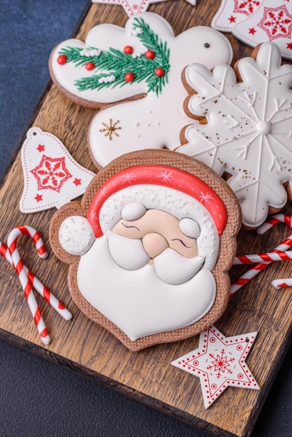 Bellissimo panpepato natalizio festivo fatto a mano con elementi decorativi